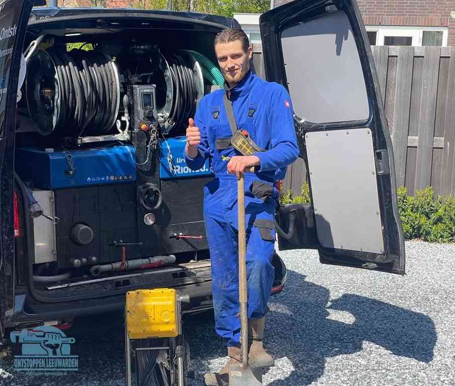 Een tevreden monteur met opgestoken duim na een geslaagde klus, slim ingrijpen bespaart kosten bij een verstopte wc in Leeuwarden