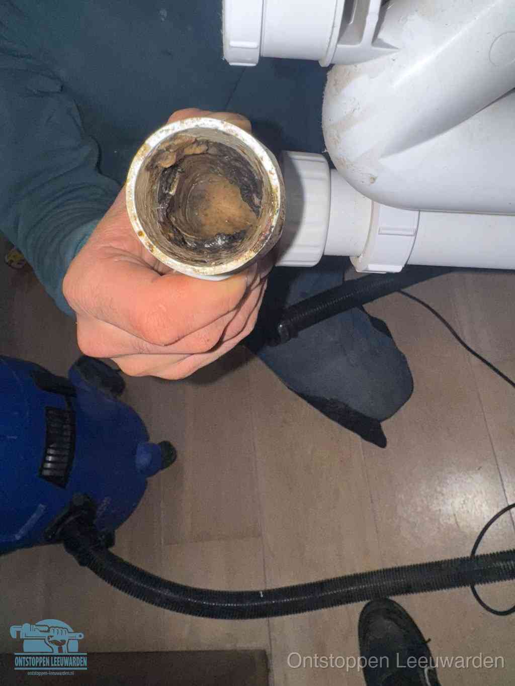 Een losgekoppeld afvoerbuisstuk dat van binnen volledig is dichtgeslibd, het gevolg van een verstopping te lang laten zitten in Leeuwarden