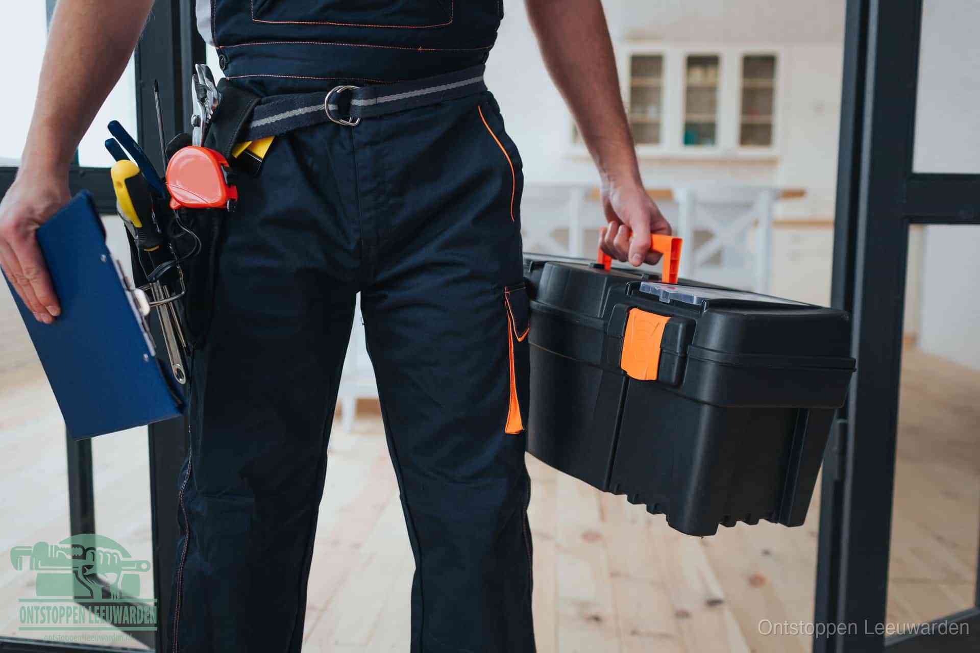 Een monteur met gereedschapsriem en klembord, klaar om een transparante prijs voor het afvoer ontstoppen in Leeuwarden te geven