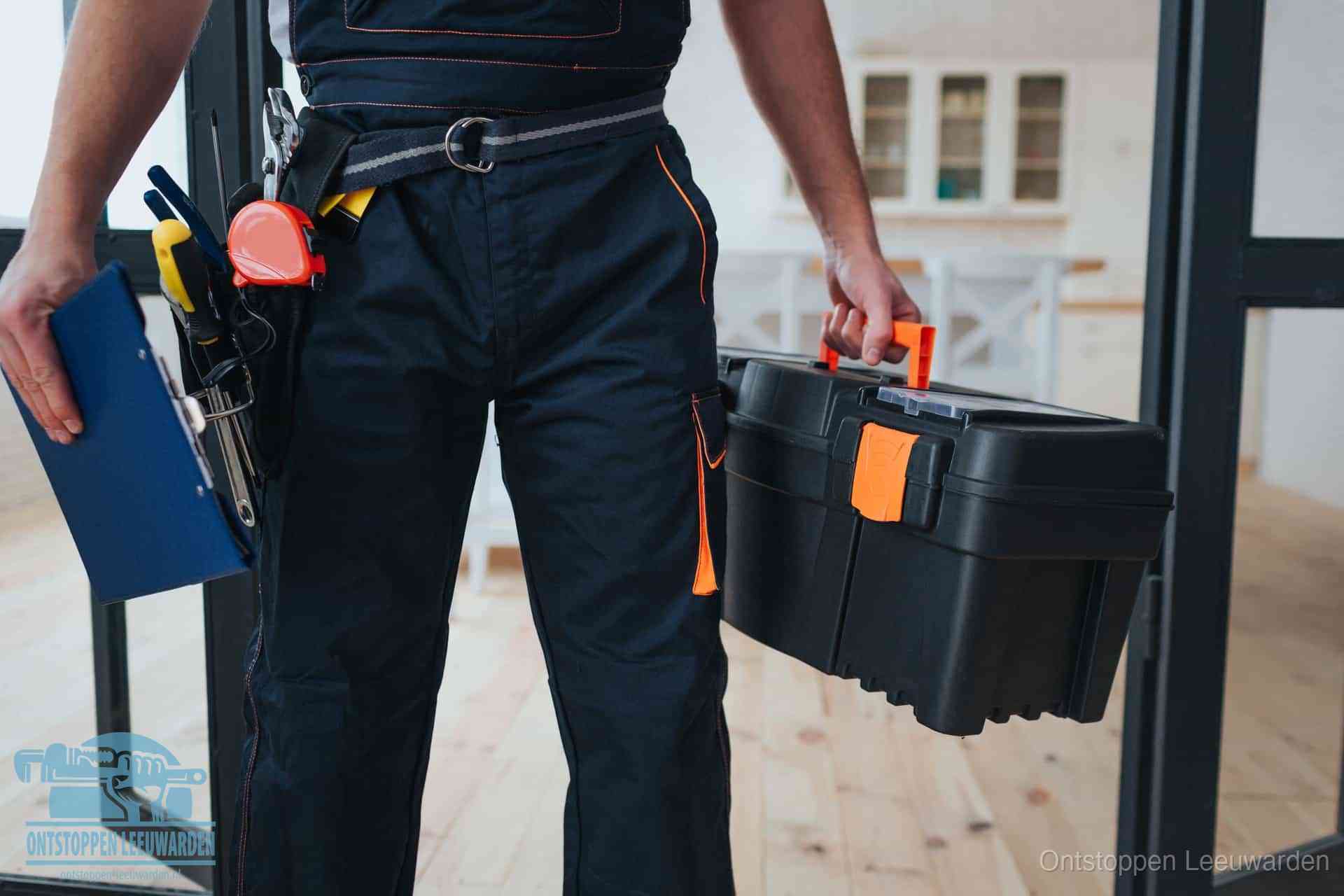 Een monteur met gereedschapsriem en klembord, klaar om een transparante prijs voor het wc ontstoppen in Leeuwarden te geven
