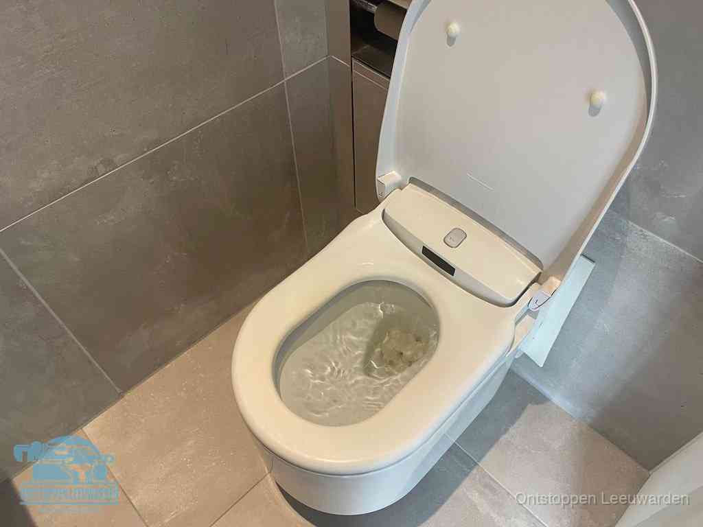 Een toiletpot vol troebel water met drijvend papier en restanten, de meest voorkomende oorzaak van een verstopte wc in Leeuwarden