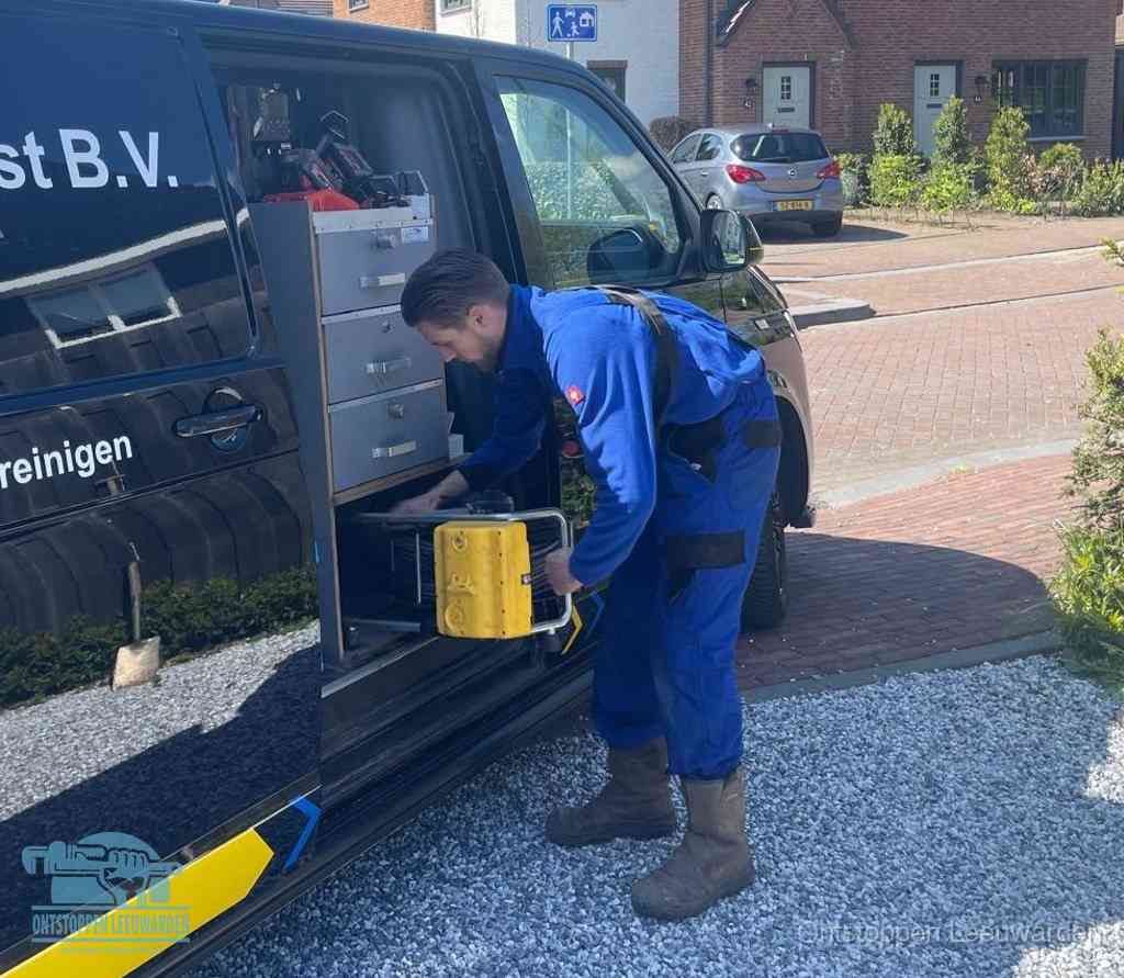 Een monteur pakt apparatuur uit de bedrijfsbus voor service aan huis, het moment om een professional in te schakelen voor een verstopte wc in Leeuwarden
