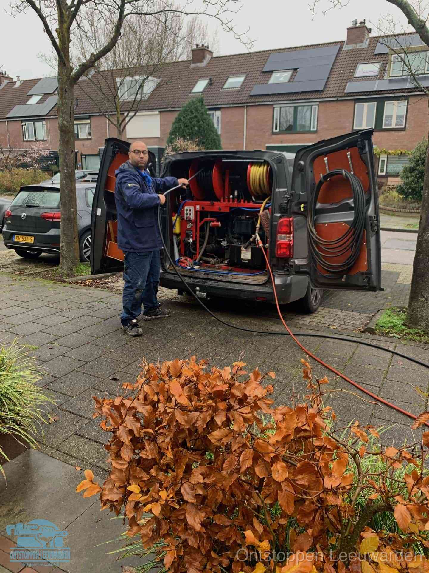 Rioolservice in de wijk in Leeuwarden