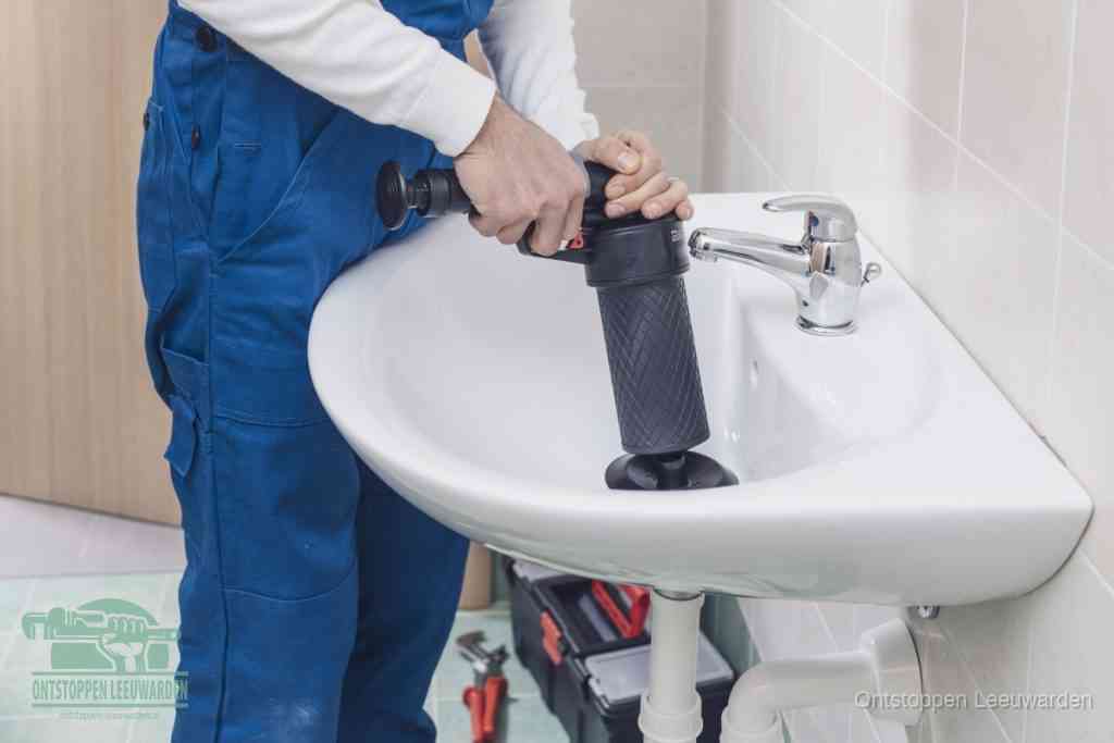Een te ruwe doe-het-zelf poging met een hand-pomp op de afvoer van een badkamer-wastafel, een van de veelgemaakte fouten bij afvoer ontstoppen in Leeuwarden