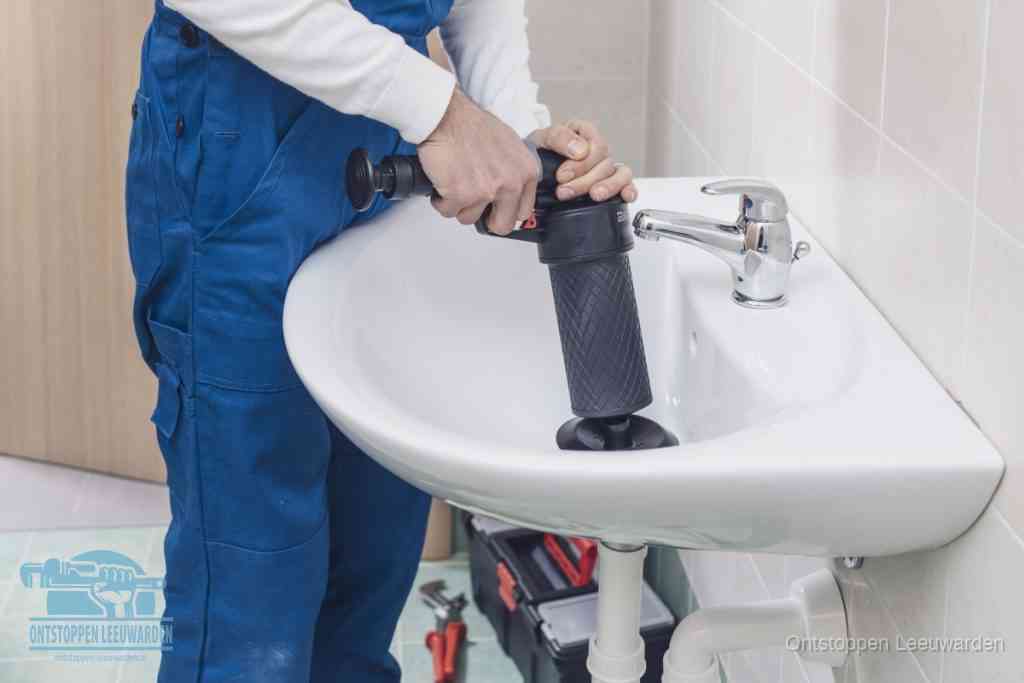 Een te ruwe doe-het-zelf poging met een handmatige perslucht-ontstopper op een sanitair-afvoer, een van de veelgemaakte fouten bij wc ontstoppen in Leeuwarden