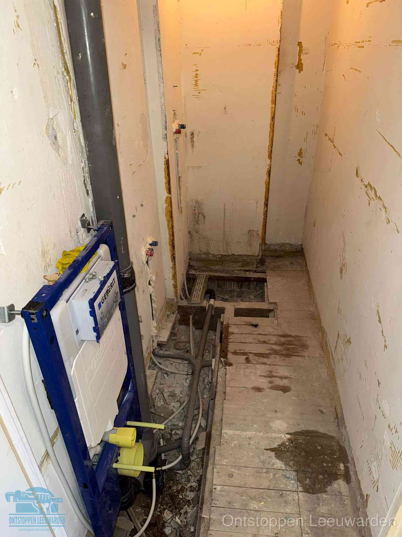 Een opgebroken toiletruimte tijdens renovatie met een Geberit inbouwreservoir en blootliggende oude afvoerleidingen, typisch voor oudere woningen in Leeuwarden
